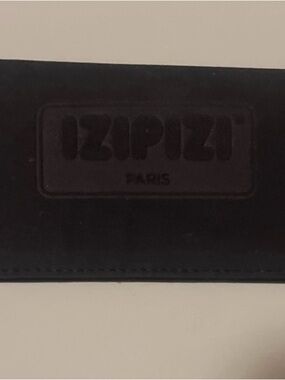 IZIPIZI Paris Gray Felt Folding Eyeglass/ Cosmetic Pouch. IZIPIZI slipin case